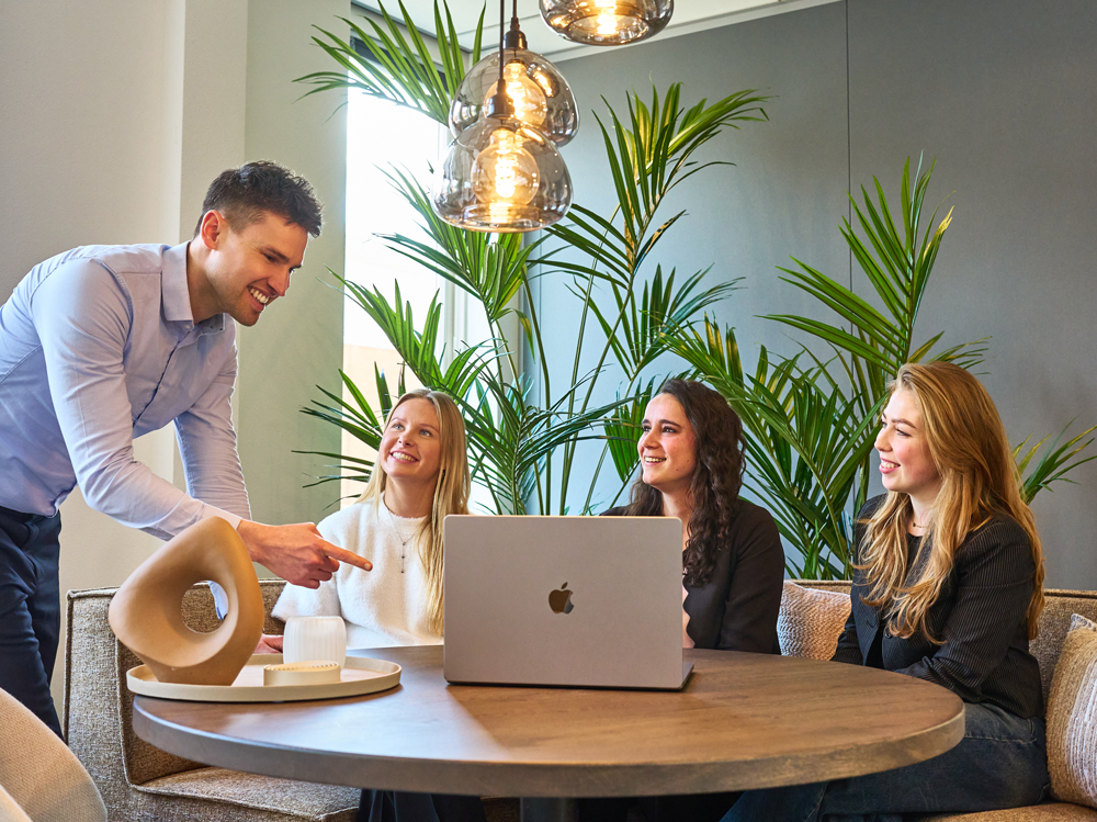 Senior online marketeer